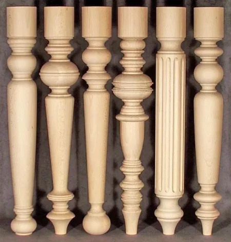 Muster für Tischbeine aus Holz mit einem Teil, der oben zylindrisch gedrechselt ist
